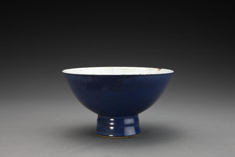 雍正款祭蓝釉高足碗
