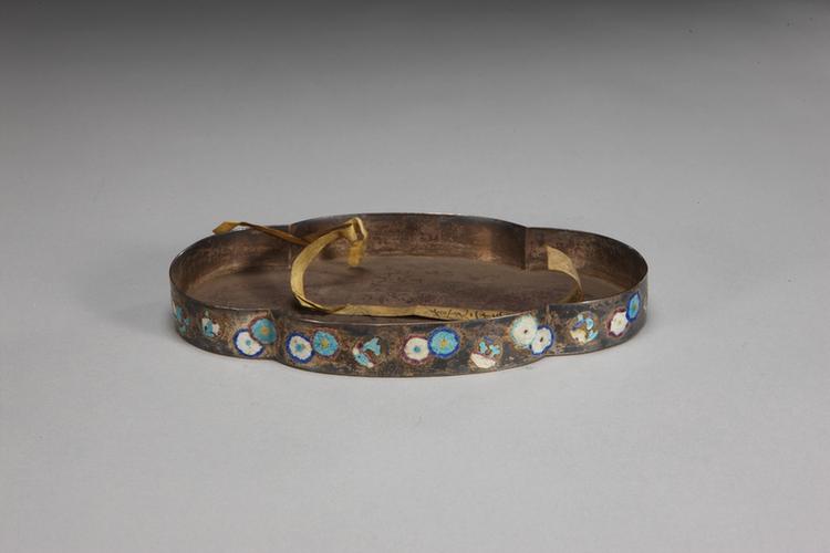 银烧蓝松竹梅纹盘