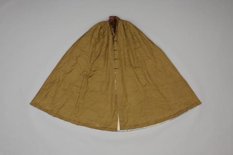 香色团龙纹暗花绸羊皮斗蓬