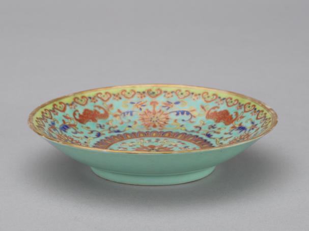 绿地粉彩缠枝莲纹盘