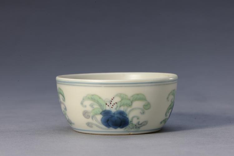 成化款斗彩缠枝莲纹浅杯