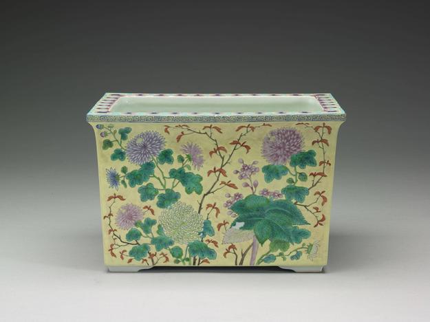 官窑 粉彩四季花卉长方花盆