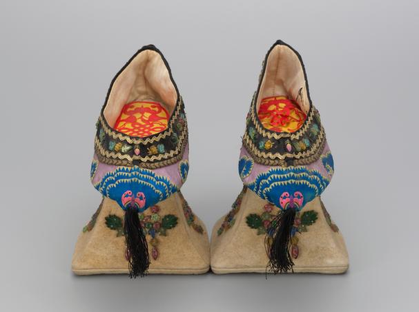 雪灰色缎嵌料珠花盆底鞋