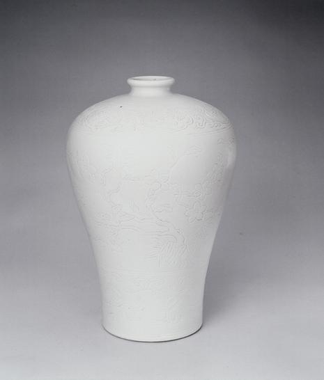 白釉划花纹梅瓶