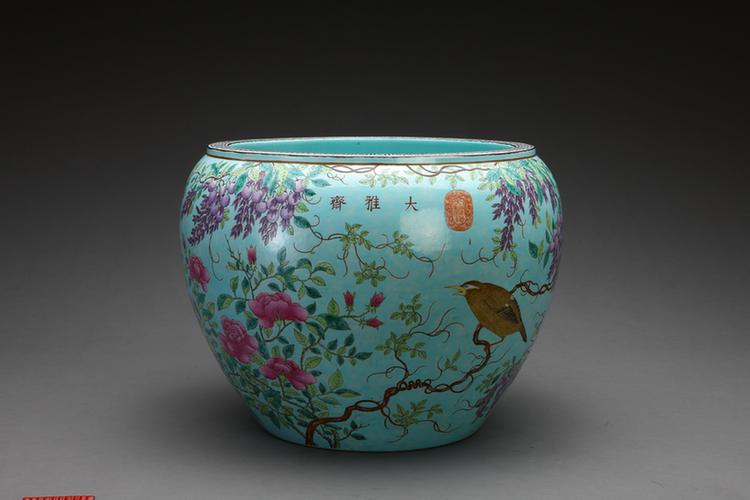大雅斋款绿地粉彩花鸟图钵缸