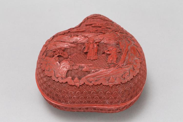 剔红山水人物图桃式盒