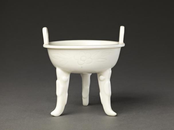 德化窑白釉刻花三足鼎