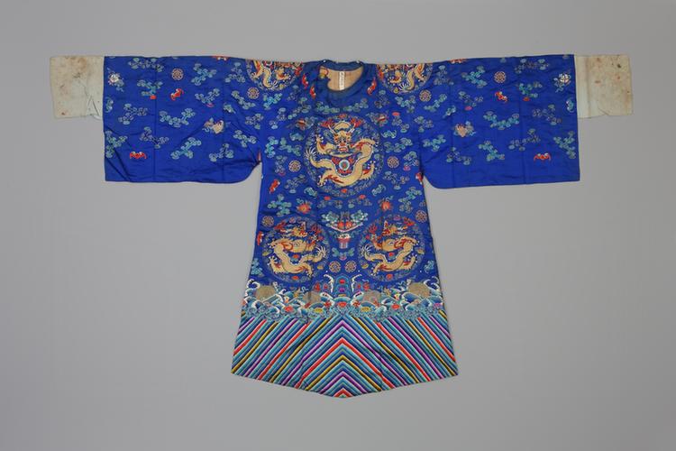 品蓝色缎绣彩云蝠八宝金十团龙团寿字纹男蟒