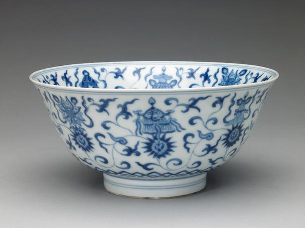 青花缠枝花八宝纹大碗