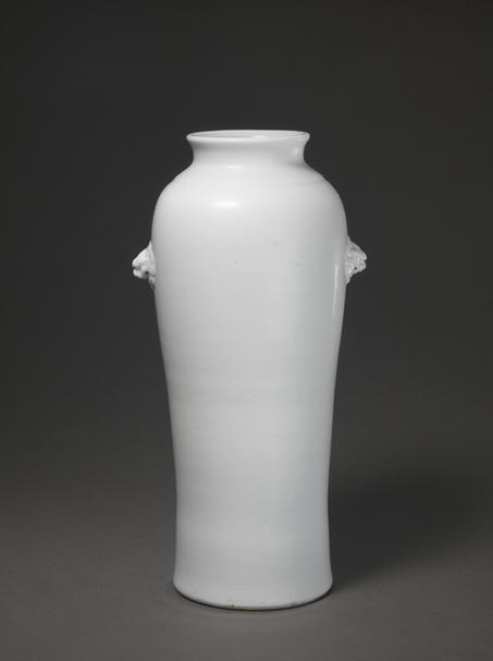 德化窑白釉狮耳筒式瓶