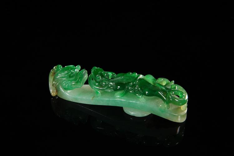 翠螭纹龙首带钩