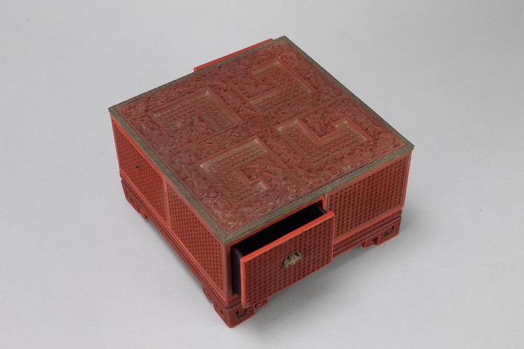 剔红锦地花果暗八仙纹方匣