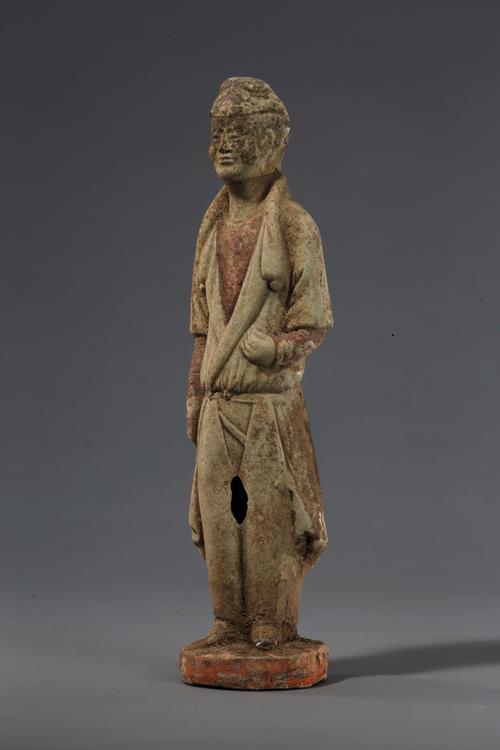 陶白釉画彩男立俑