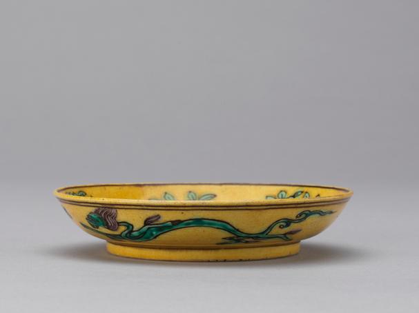 万历款黄地紫绿彩龙纹盘