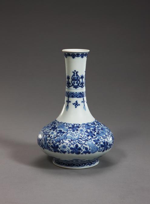 青花缠枝蝙蝠葫芦纹长颈瓶