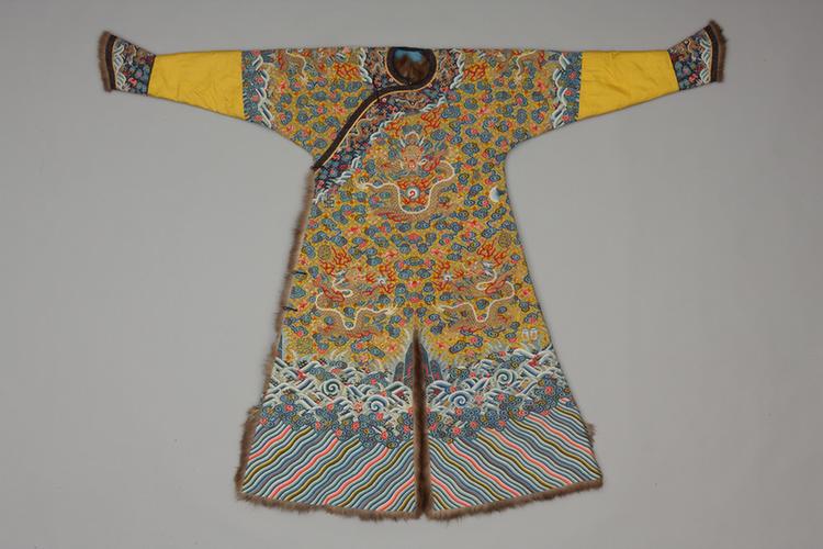 明黄色缂丝四合地彩云金龙纹黑狐皮男龙袍