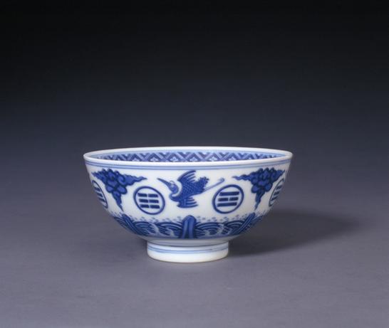 同治款青花八卦云鹤纹碗