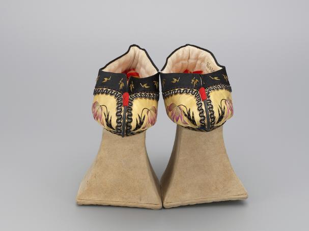 黄色缎绣兰花纹花盆底棉鞋