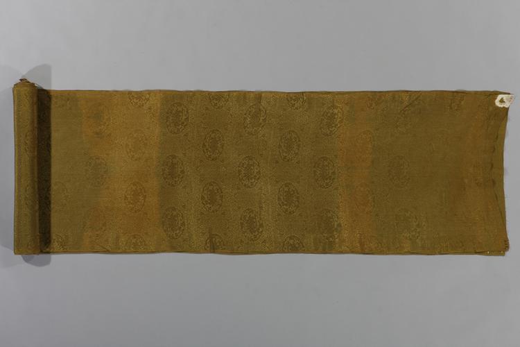 香色勾莲纹绉绸