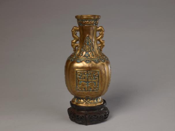 乾隆款仿古铜彩双螭耳海棠式瓶