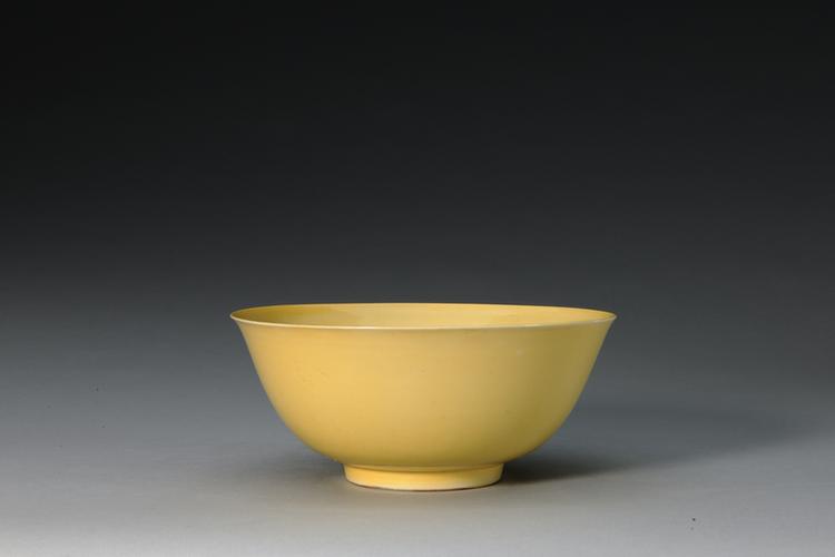 弘治款黄釉碗
