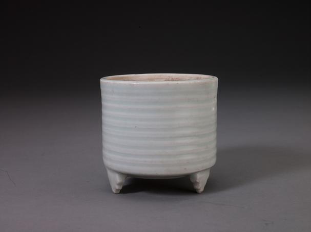 青白釉凸弦纹三足炉