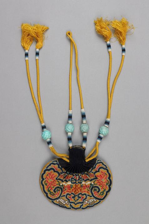 石青色缎口满纳菊花盘肠纹椭圆荷包