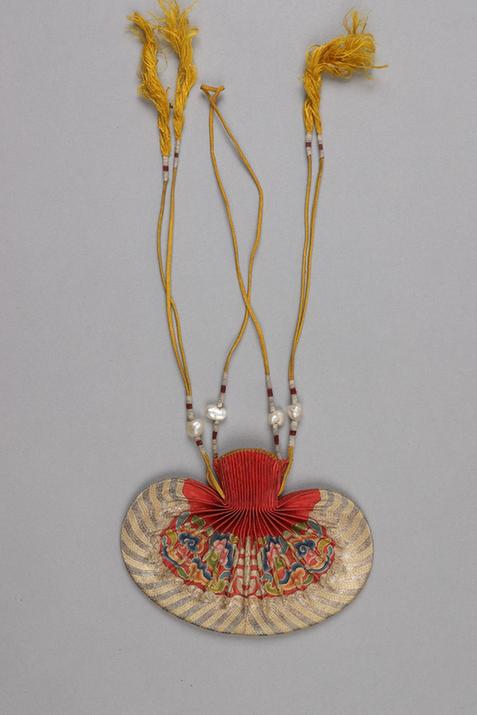 红色缎平金锁绣灵芝长寿字纹腰圆荷包