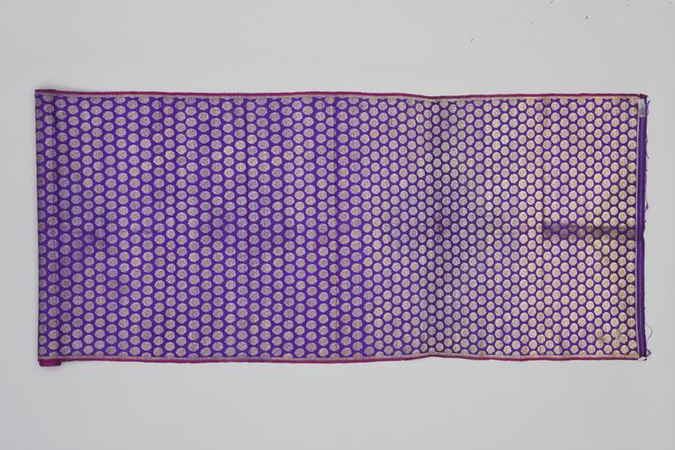 藕荷色金小团花纹回回绸