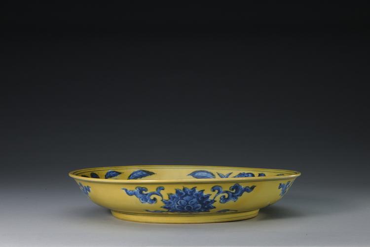 正德款黄地青花花果纹盘