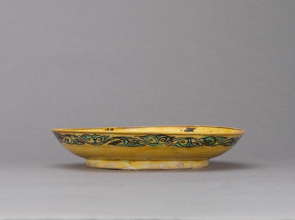 万历款黄地紫绿彩龙纹盘