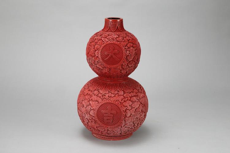 剔红蕉叶云蝠八宝纹大吉葫芦式瓶