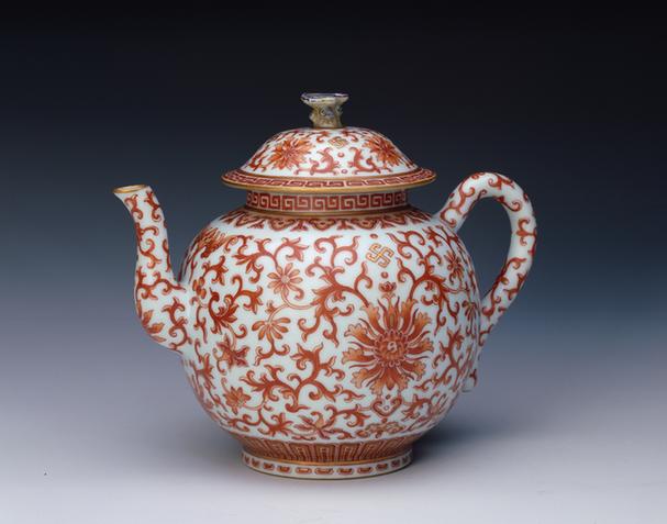 嘉庆款白地矾红彩缠枝莲纹茶壶