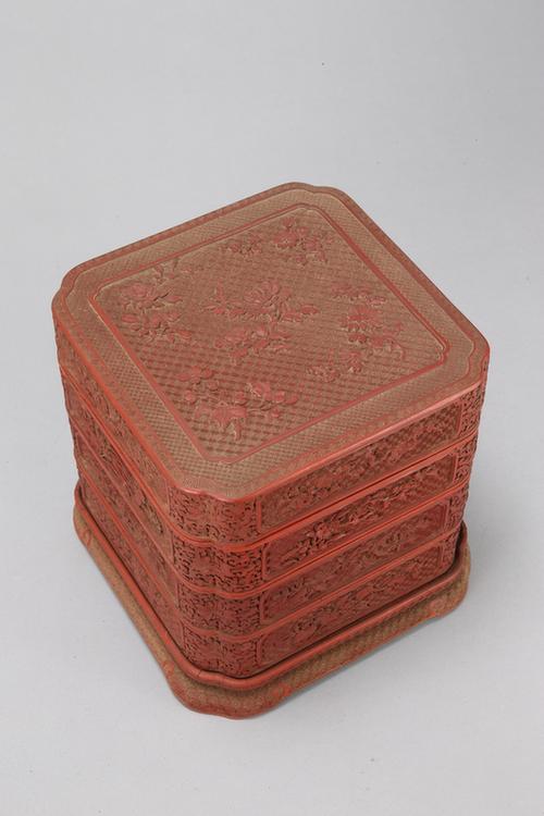 剔红开光花卉纹带座四方委角三层盒