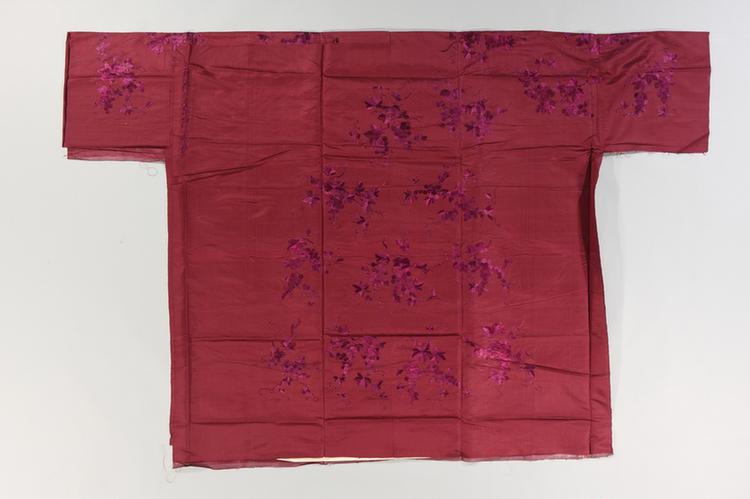 绛色绸绣本色葡萄纹袍料