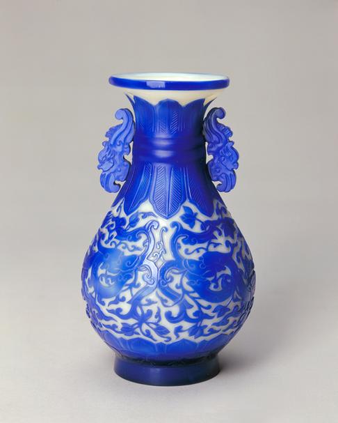 乾隆款白色地套蓝色玻璃螭龙穿花纹双耳瓶