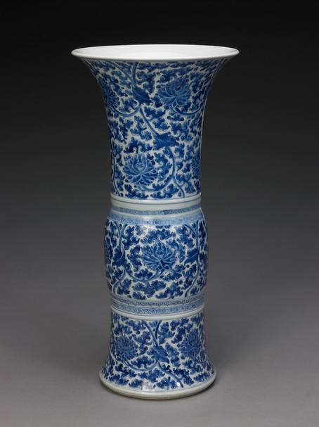 青花缠枝莲纹花觚