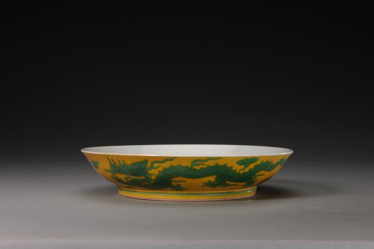 乾隆款里白釉外黄地绿彩云龙纹盘