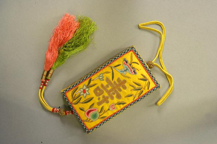 黄色缎锁绣灵仙祝寿纹活计-名姓片盒