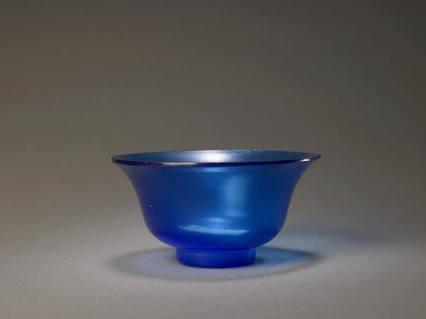 同治款蓝色玻璃光素撇口碗