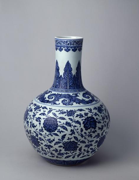 青花缠枝莲蕉叶纹天球瓶