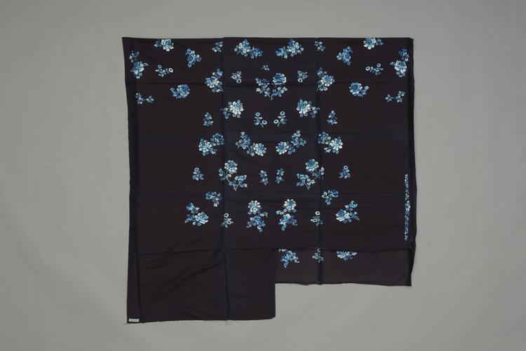 石青色绸绣三蓝花卉纹袍料