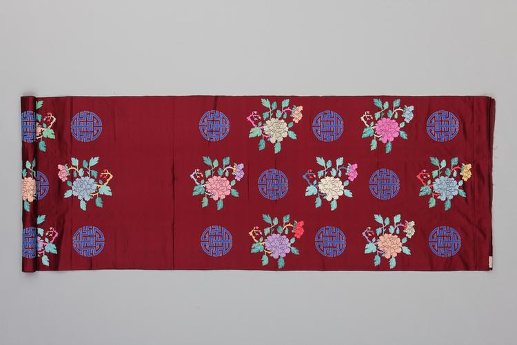 绛色牡丹团寿字纹妆花缎袍料