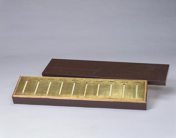 铜镀金纳白尔筹式手摇计算机