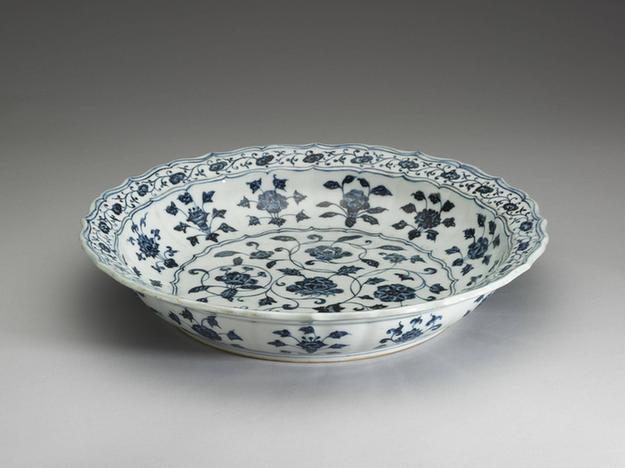 青花四季花卉纹莲花式盘