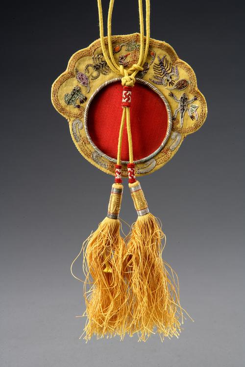 黄色缎平金绣五毒葫芦纹活计-表套