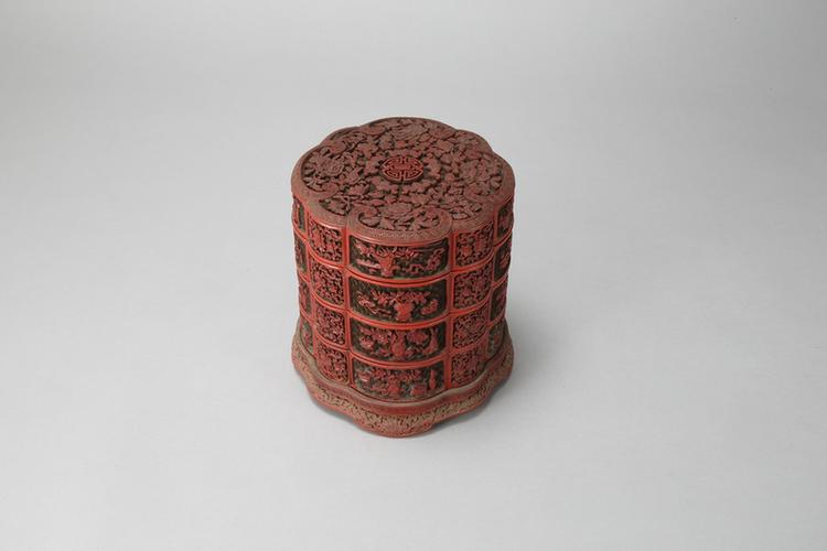 剔彩五蝠捧寿纹开光博古纹葵瓣式三层套盒