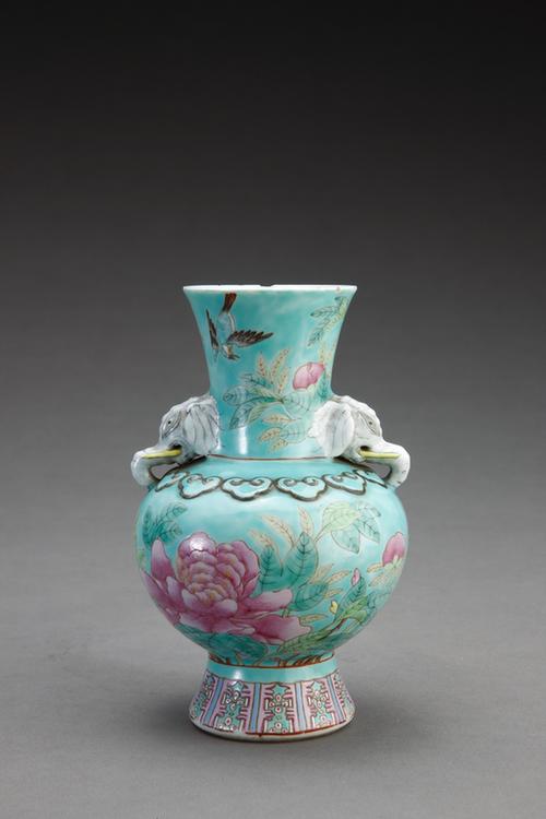 永庆长春款绿地粉彩花鸟图象耳瓶