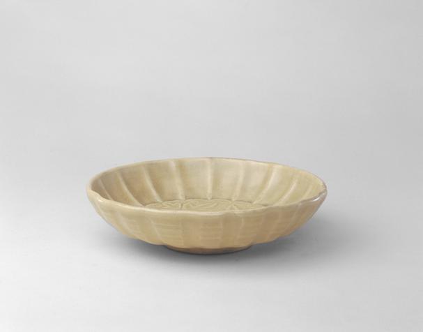 耀州窑青釉印花葡萄纹菊瓣洗