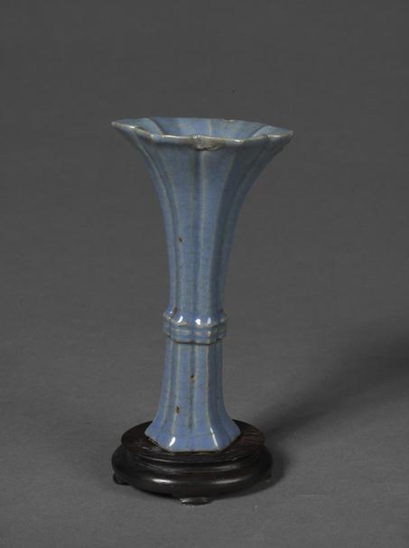 天蓝釉花瓣式花觚